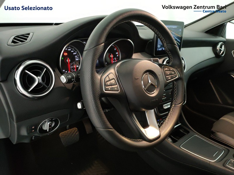 Mercedes GLA 200 d sport 4matic auto - 14