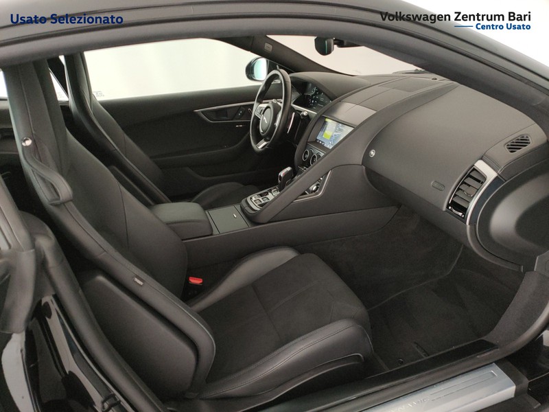 Jaguar F-Type coupe 2.0 i4 r-dynamic rwd 300cv auto - 24