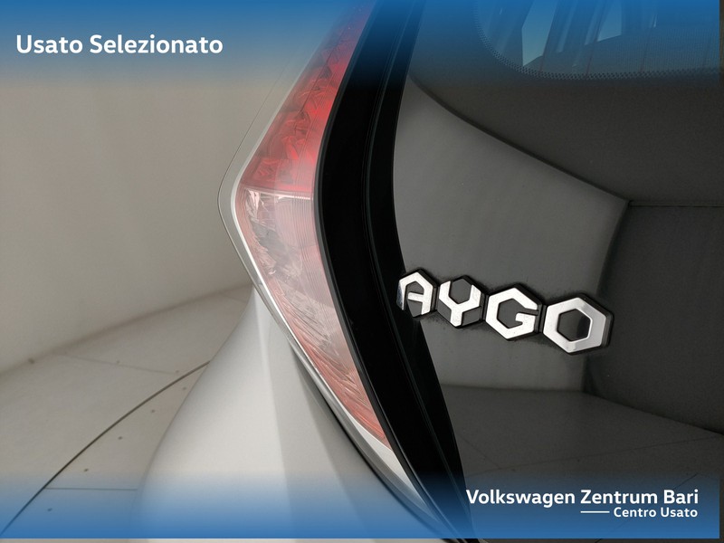 Toyota Aygo 5p 1.0 x-play my15 - 21