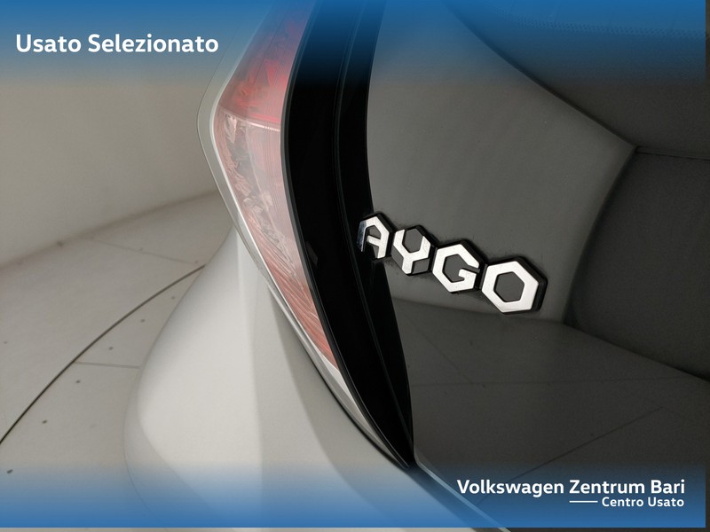 Toyota Aygo 5p 1.0 x-play my15 - 23