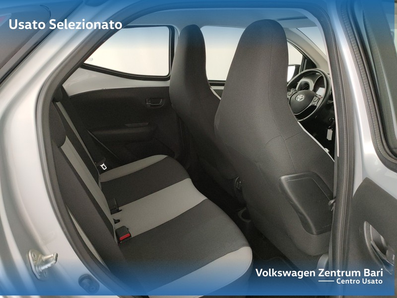 Toyota Aygo 5p 1.0 x-play my15 - 24